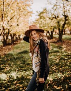 学生 poet Lydia 霍夫曼 outside in Fall with hat